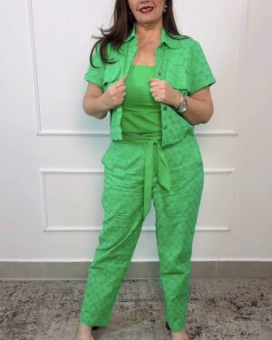 Conjunto Camelia - Calça, blusa cropped e camisa